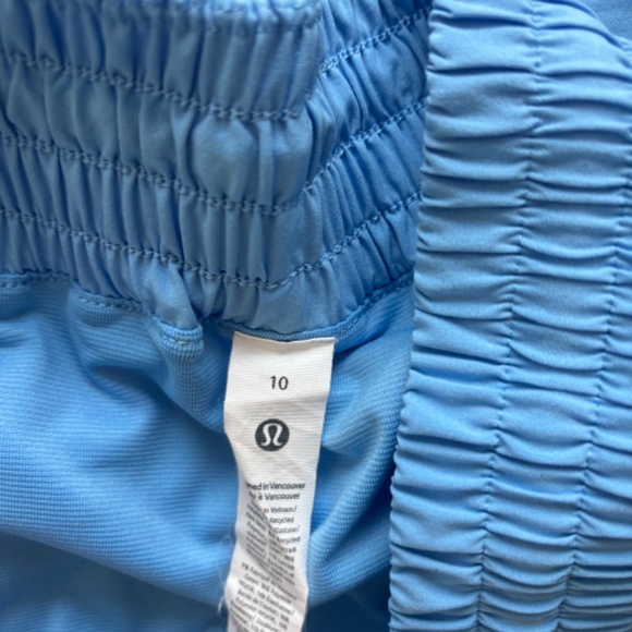 Lululemon Hotty Hot High Rise Shorts 2.5” - Picture 3 of 4